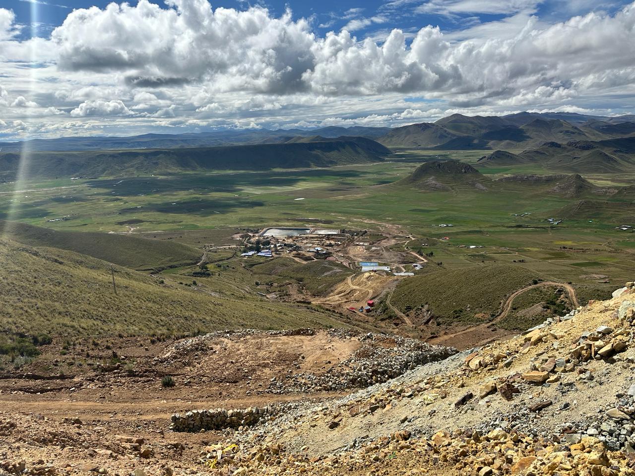Vista desde las alturas de la planta metalúrgica Los Rosales, Vilque, Puno